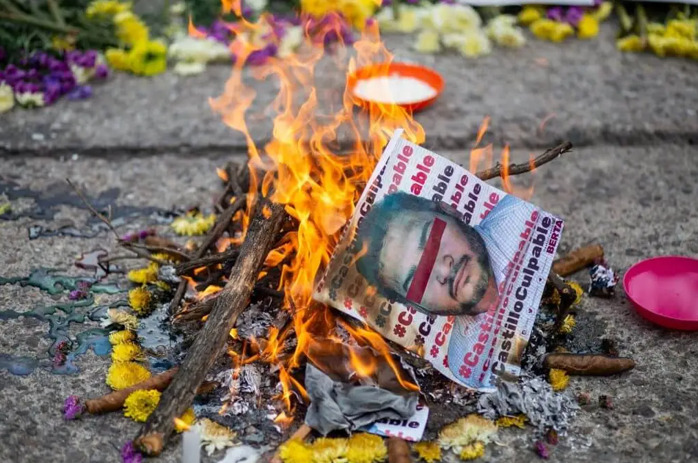  Un afiche con la foto de David Castillo es quemado en un altar en memoria de Berta Cáceres frente a la Corte Suprema de Justicia. Tegucigalpa, 5 de julio de 2021. Foto: Martín Cálix. 